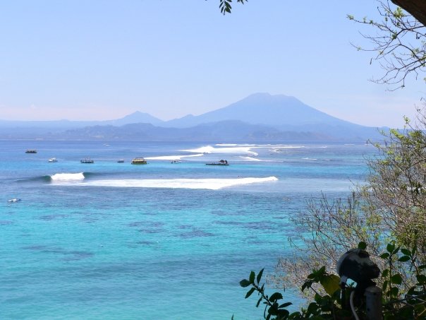 Nusa Lembongan, il nostro tranquillo A-Frame in primo piano e la famigerata Razor+Laceration, i prospettiva dietro le imbarcazioni. (Foto della moglie di Uncle Rod)