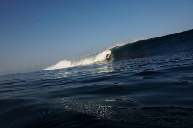 Uncle Rod tritando tubi davanti a casa, Australia (fonte sconosciuta)
